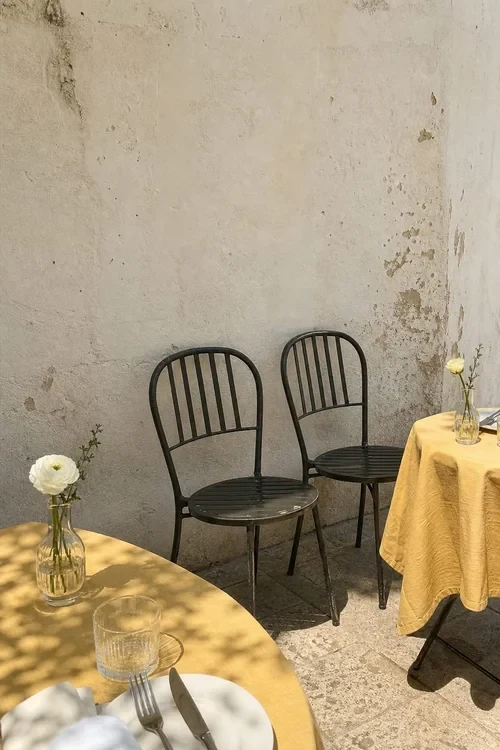 Complementary photo showing the yellow table and surrounding setting